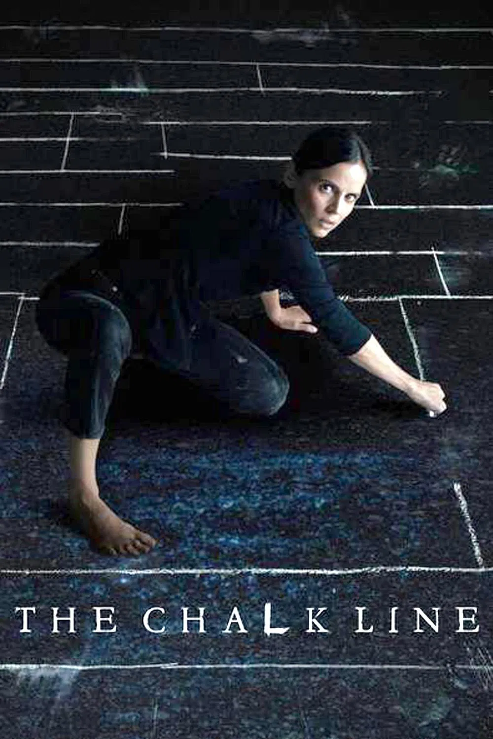 Poster chính thức của phim Phim Kinh Dị, Phim Bí Ẩn "Bên Kia Vạch Phấn" (The Chalk Line - 2022), với sự tham gia của diễn viên Elena Anaya và Pablo Molinero.
