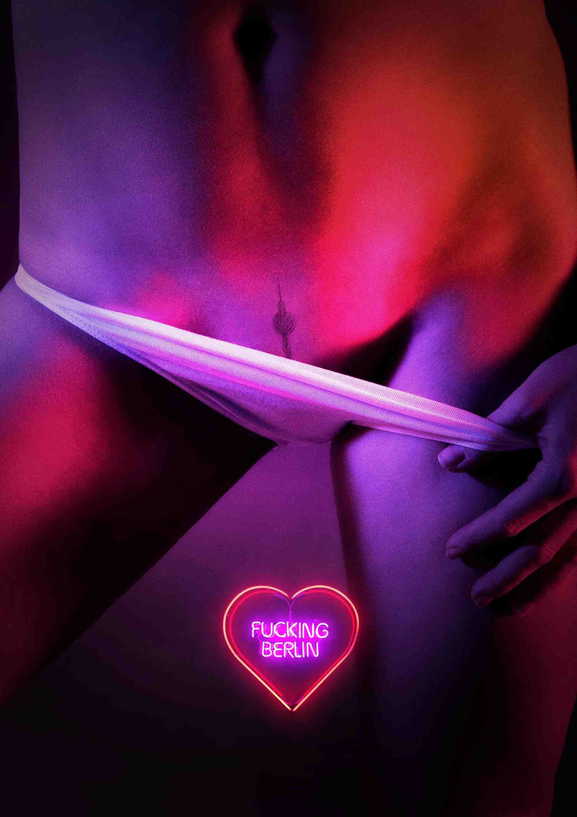 Poster chính thức của phim Phim Tâm Lý, Phim Tình Cảm "Berlin chết tiệt" (Fucking Berlin - 2016), với sự tham gia của diễn viên Svenja Jung và Mateusz Dopieralski.