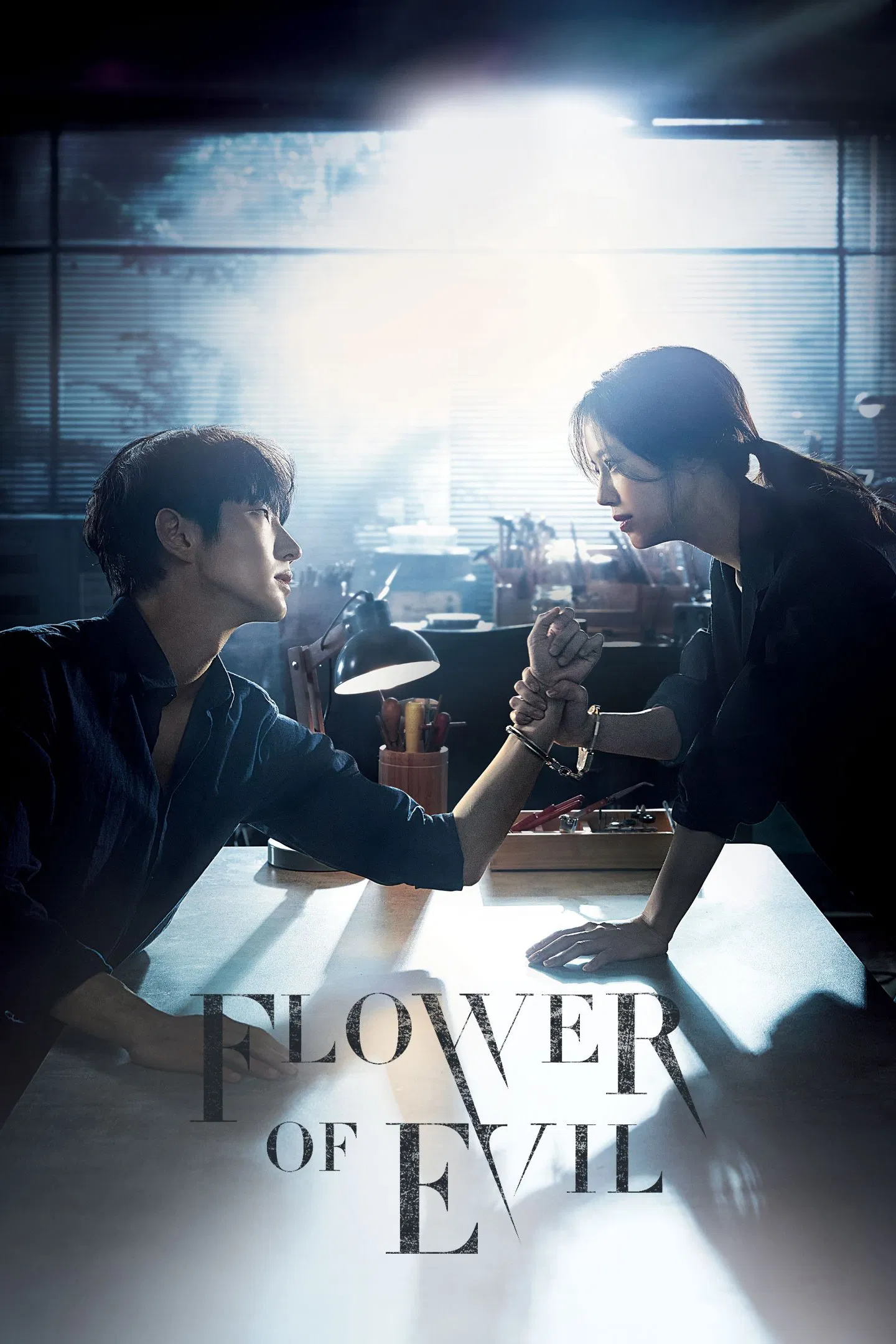 Poster chính thức của phim Phim Tâm Lý, Phim Hình Sự "Bông Hoa Ác Ma (Hoa Của Quỷ)" (Flower of Evil - 2020), với sự tham gia của diễn viên Lee Joon-gi và Moon Chae-won.