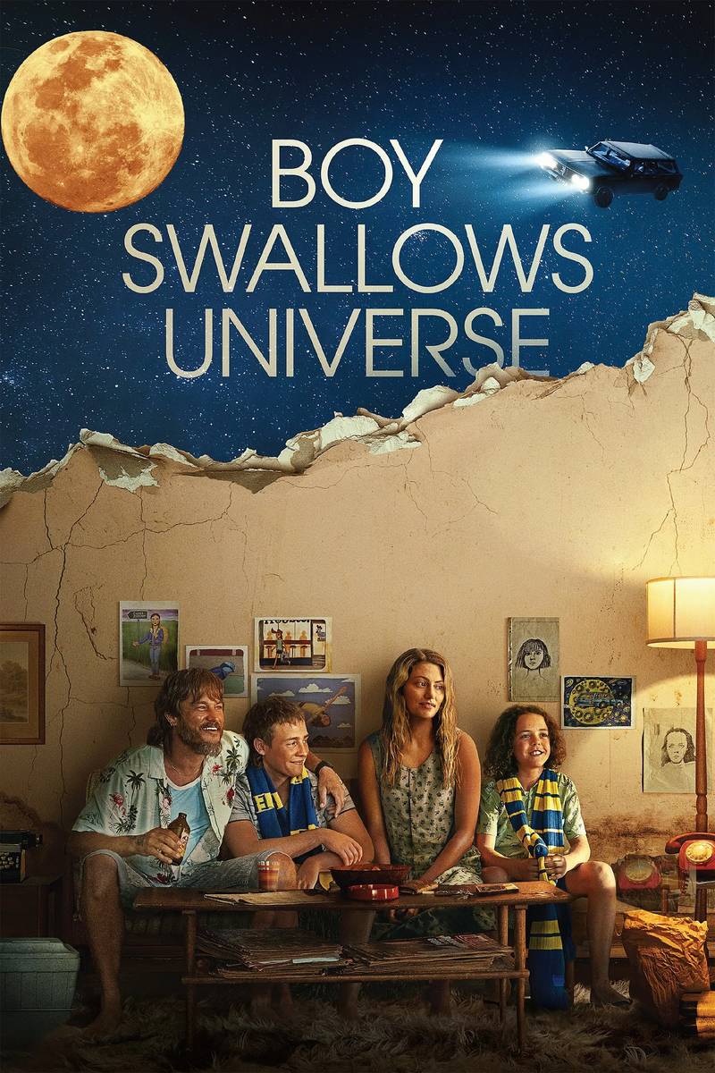 Poster chính thức của phim Phim Tâm Lý, Phim Hình Sự "Chàng Trai Nuốt Chửng Vũ Trụ" (Boy Swallows Universe - 2024), với sự tham gia của diễn viên Phoebe Tonkin và Lee Tiger Halley.