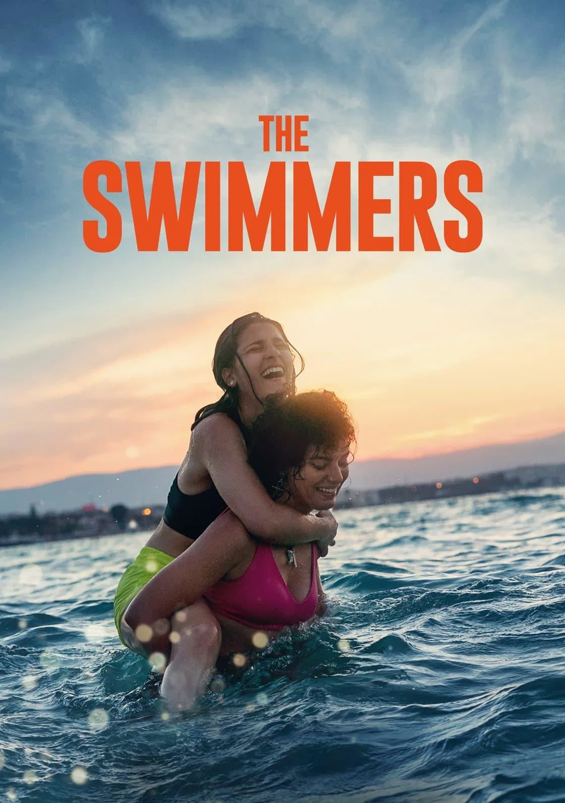 Poster chính thức của phim Phim Tâm Lý, Phim Lịch Sử "Chị Em Kình Ngư" (The Swimmers - 2022), với sự tham gia của diễn viên Manal Issa và Nathalie Issa.