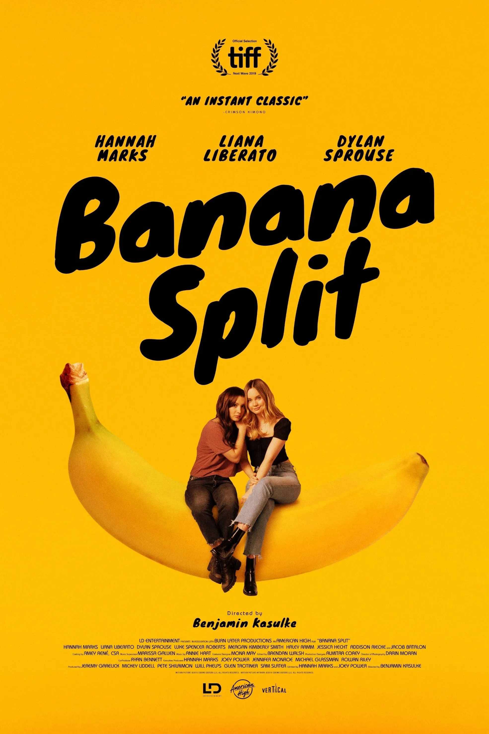Poster chính thức của phim Phim Hài "Chia Chuối" (Banana Split - 2018), với sự tham gia của diễn viên Hannah Marks và Liana Liberato.