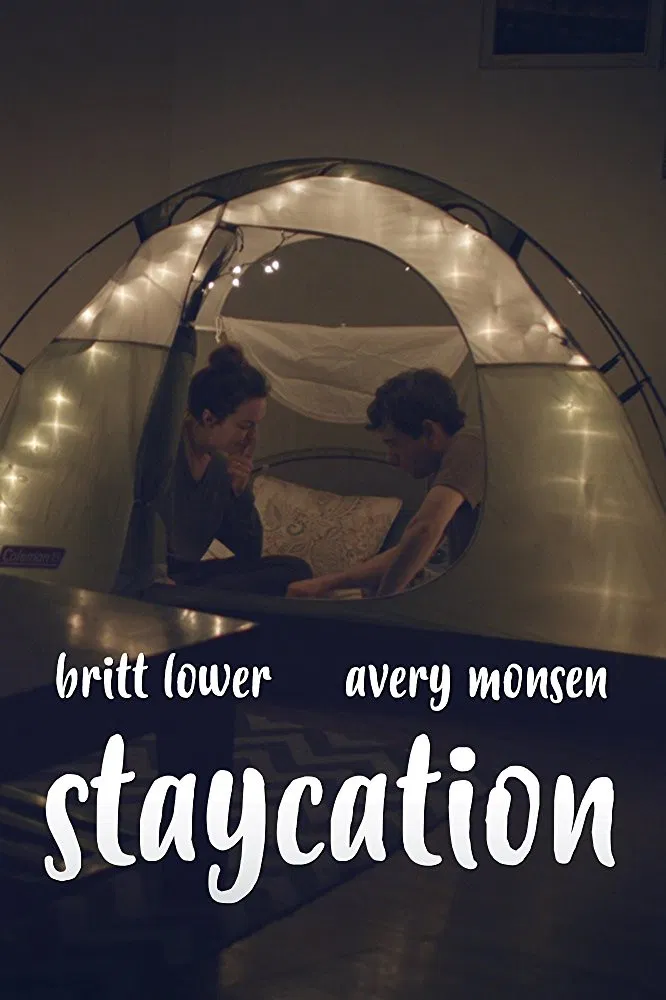 Poster chính thức của phim Phim Hài, Phim Tâm Lý "Chuyến Đi Nhớ Đời" (Staycation - 2018), với sự tham gia của diễn viên Britt Lower và Adam Lustick.