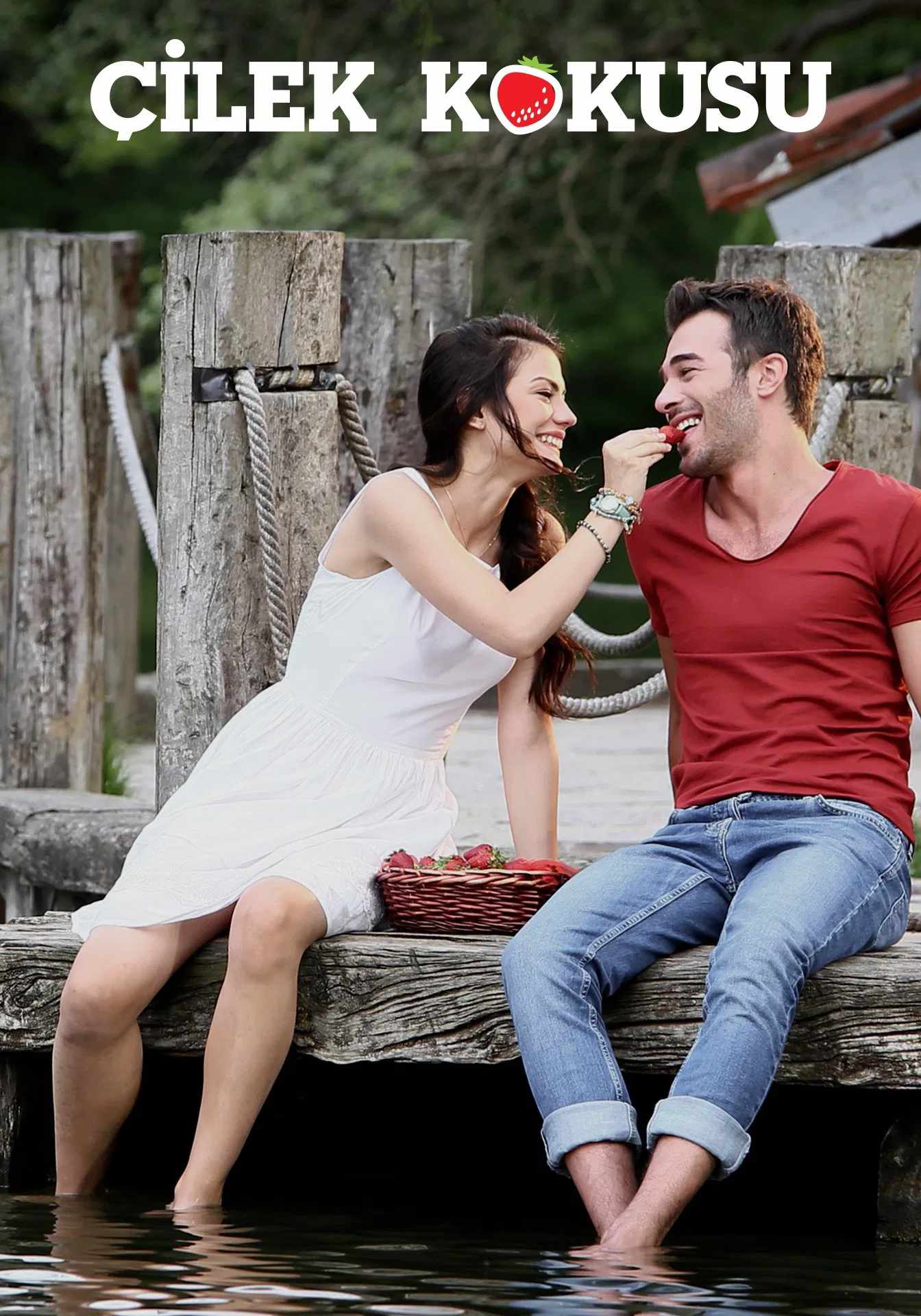 Poster chính thức của phim Phim Hài "Cilek Kokusu" (Çilek Kokusu - 2015), với sự tham gia của diễn viên Demet Özdemir và Yusuf Çim.