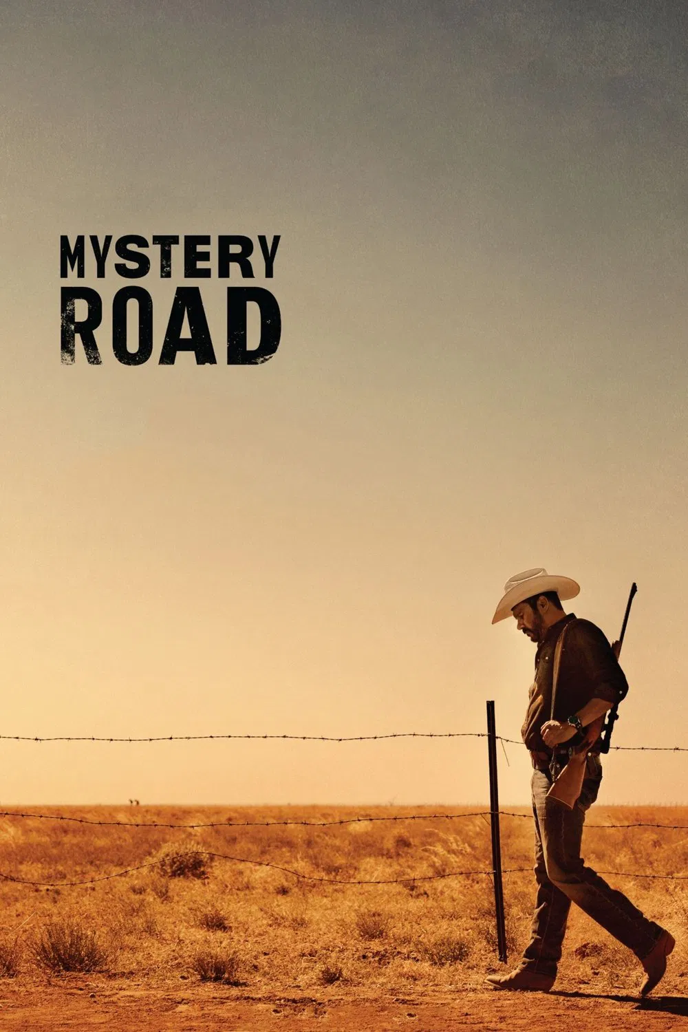 Poster chính thức của phim Phim Giật Gân, Phim Hình Sự "Con Đường Bí Ẩn" (Mystery Road - 2013), với sự tham gia của diễn viên Aaron Pedersen và Hugo Weaving.