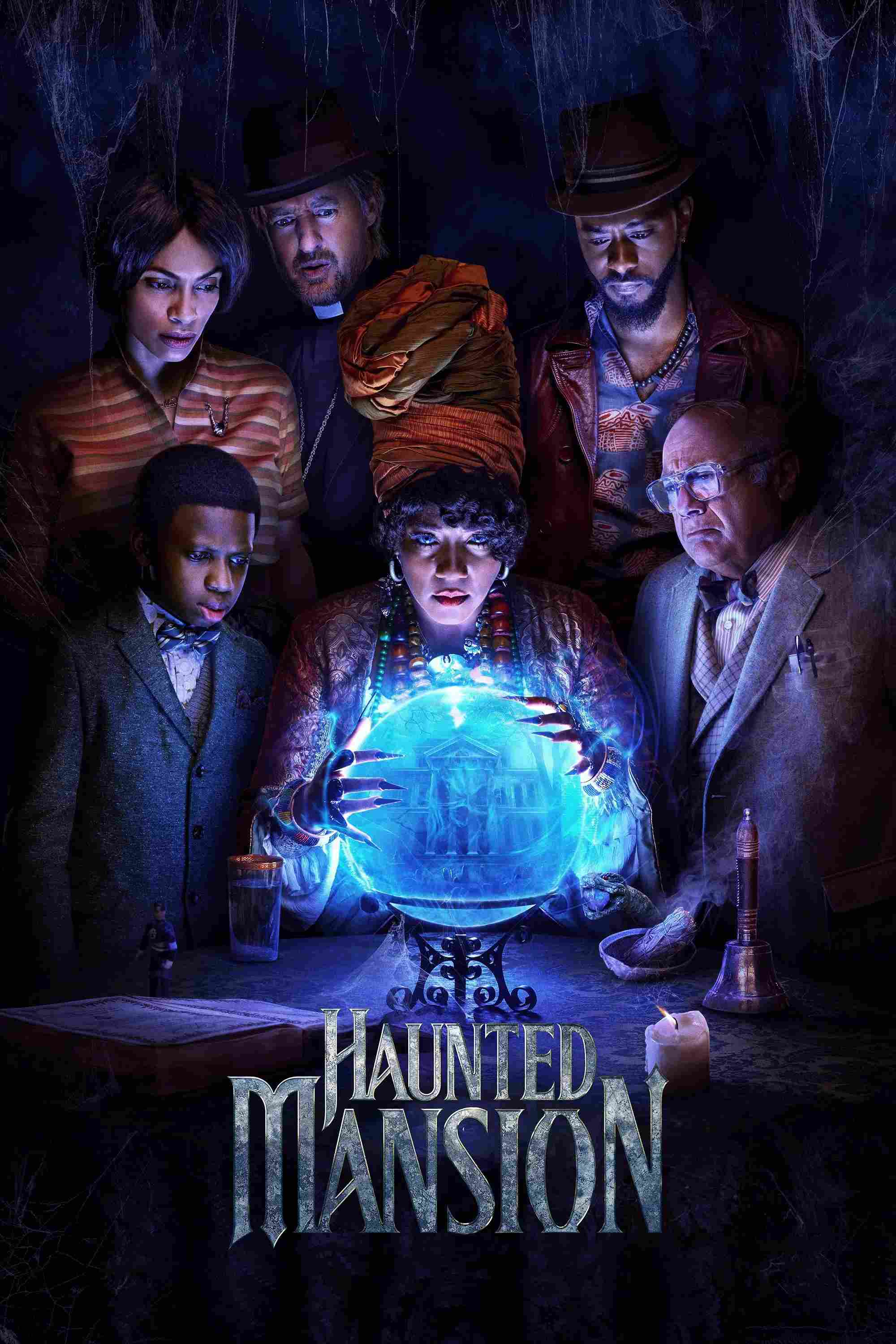 Poster chính thức của phim Phim Hài, Phim Tâm Lý "Dinh Thự Ma Ám" (Haunted Mansion - 2023), với sự tham gia của diễn viên Rosario Dawson và Chase W. Dillon.