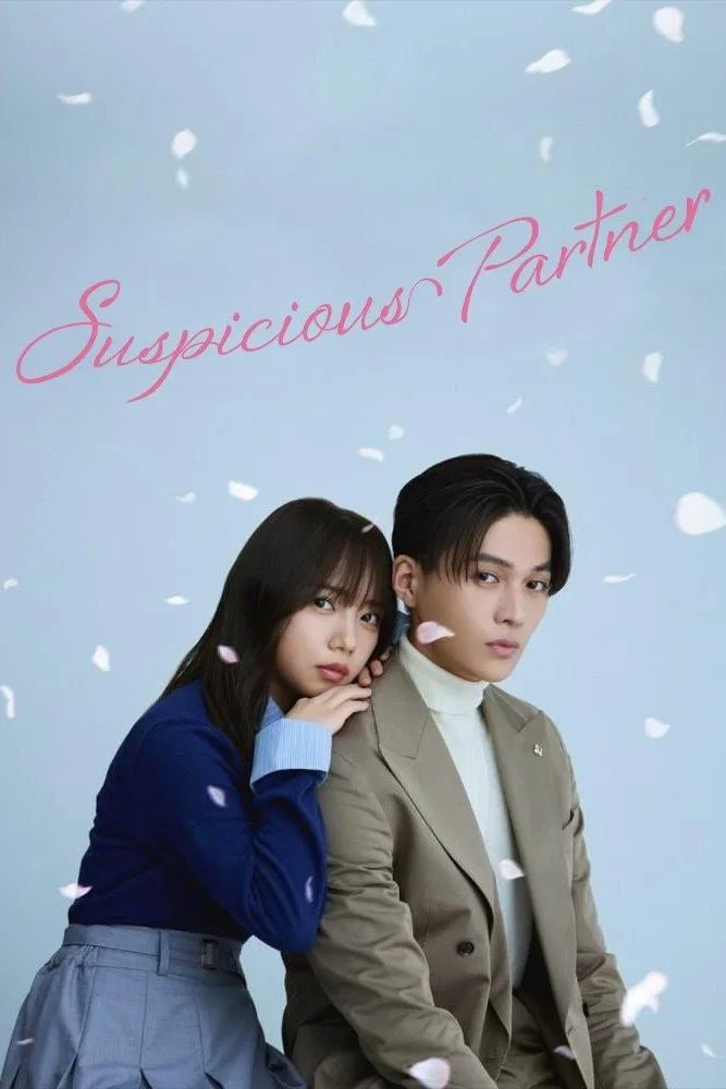 Poster chính thức của phim Phim Hài, Phim Bí Ẩn "Đối Tác Đáng Ngờ (Bản Nhật)" (Suspicious Partner - 2025), với sự tham gia của diễn viên Yusei Yagi và Kyoko Saito.