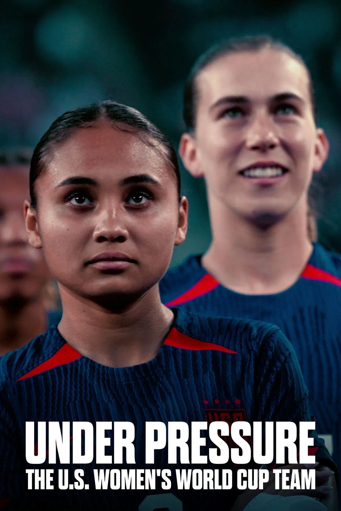 Poster chính thức của phim Phim Tài Liệu "Dưới áp lực: Đội tuyển World Cup nữ Hoa Kỳ" (Under Pressure: The U.S. Women's World Cup Team - 2023), với sự tham gia của diễn viên Alex Morgan và Lindsey Horan.