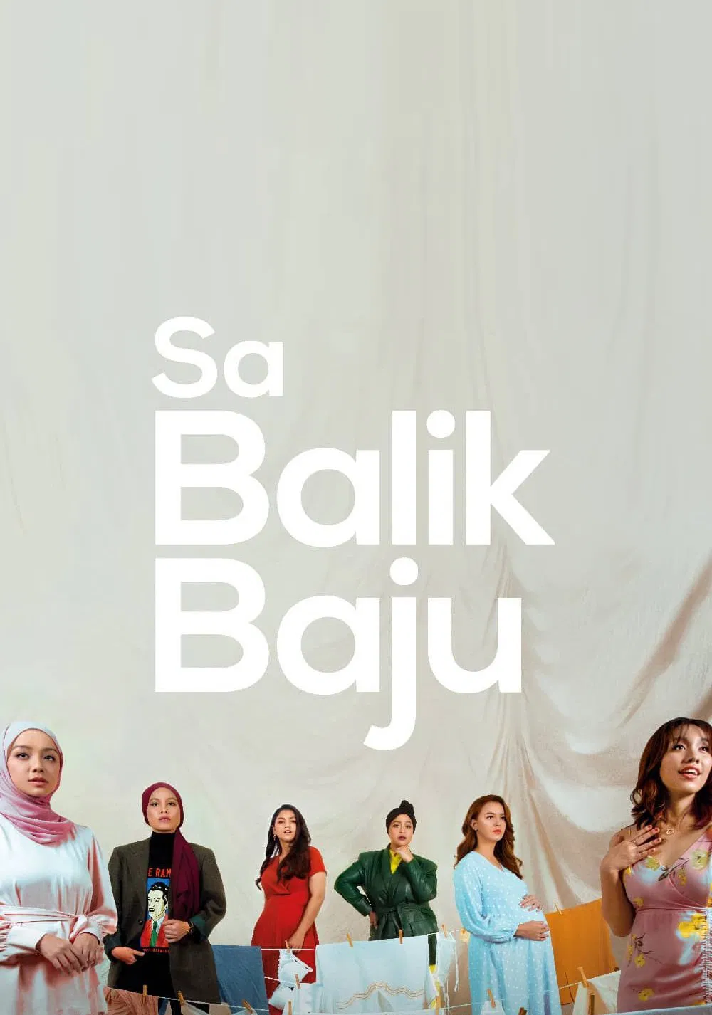 Poster chính thức của phim Phim Tâm Lý, Phim Hài "Dưới Lớp Phục Trang" (Sa Balik Baju - 2021), với sự tham gia của diễn viên Nadiya Nisaa và Juliana Evans.