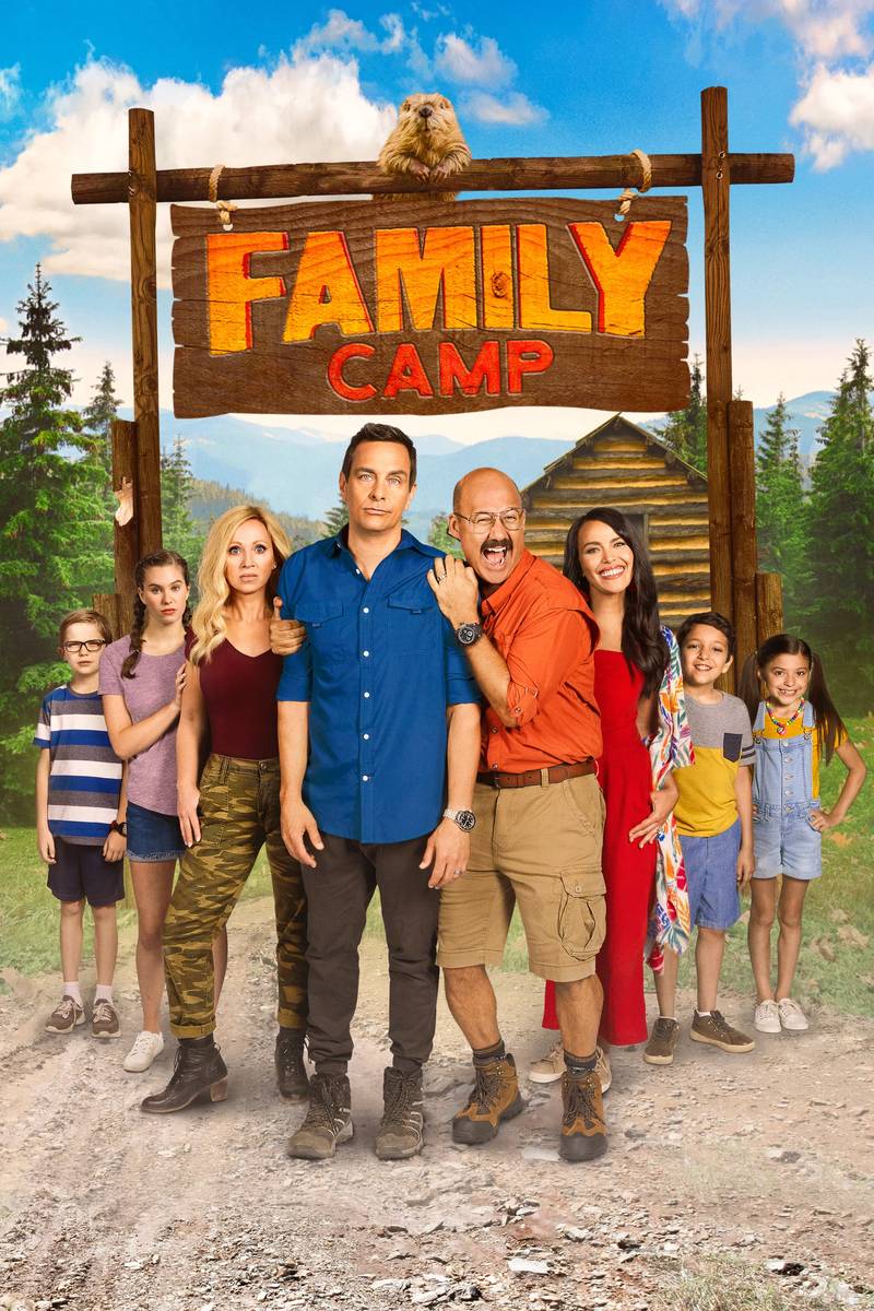 Poster chính thức của phim Phim Hài, Phim Gia Đình "Family Camp" (Family Camp - 2022), với sự tham gia của diễn viên Leigh-Allyn Baker và Tommy Woodard.