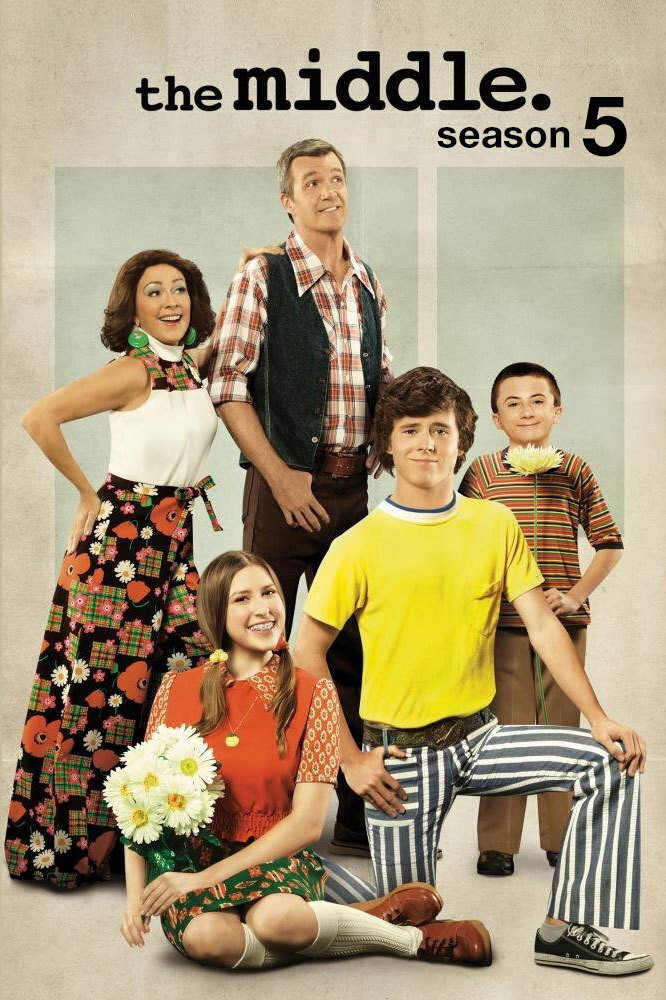 Poster chính thức của phim Phim Hài "Gia đình Heck (Phần 5)" (The Middle - 2009), với sự tham gia của diễn viên Patricia Heaton và Neil Flynn.