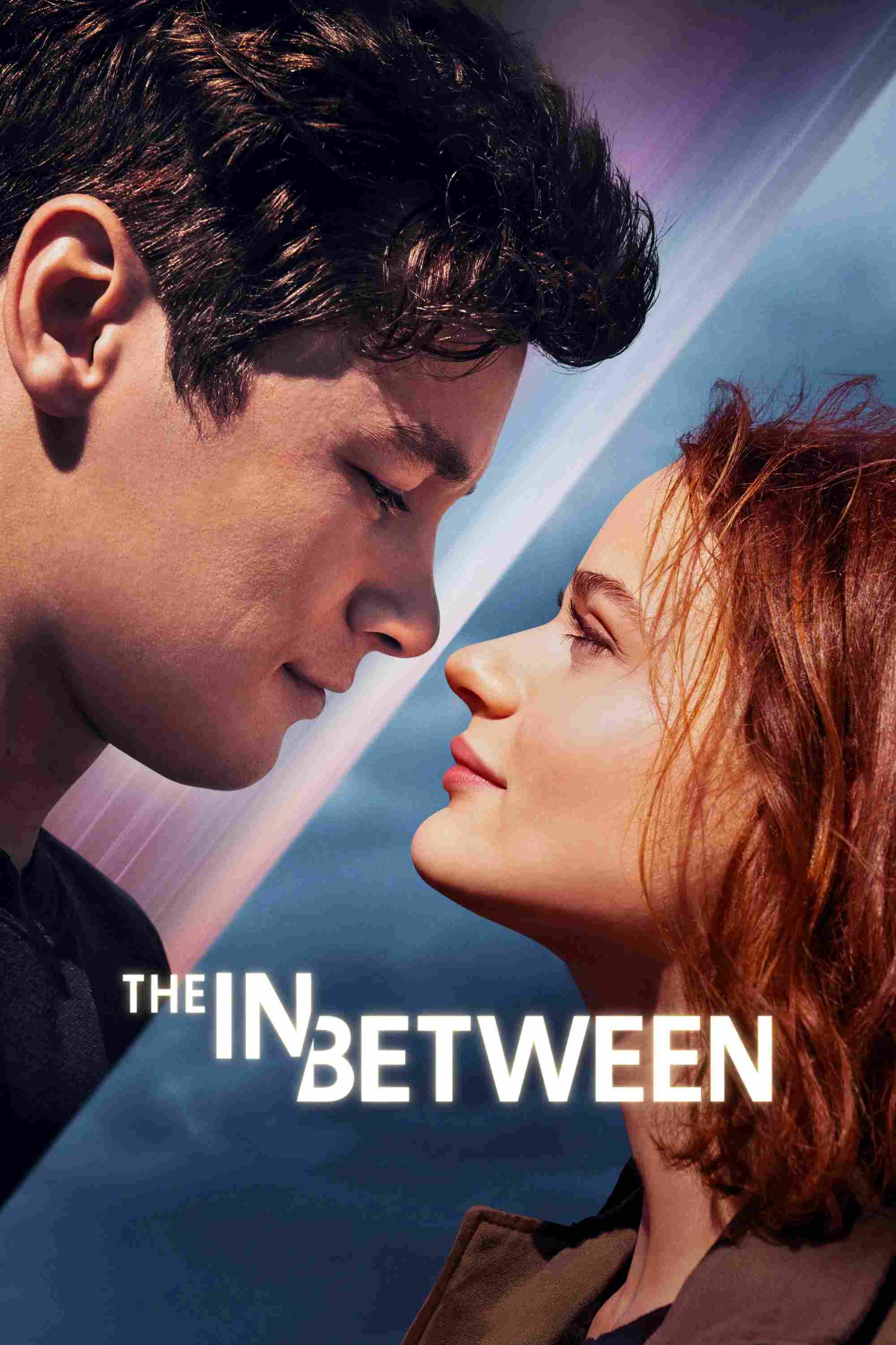Poster chính thức của phim Phim Tình Cảm, Phim Viễn Tưởng "Giữa Lưng Chừng" (The In Between - 2022), với sự tham gia của diễn viên Joey King và Kyle Allen.