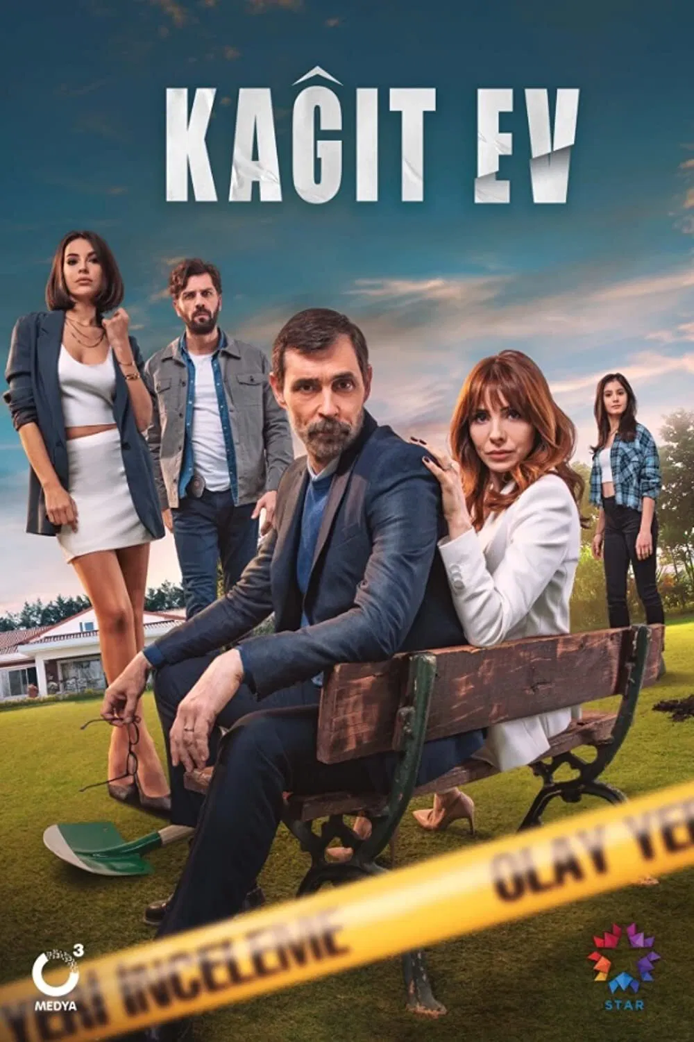 Poster chính thức của phim Phim Tâm Lý "Kagit Ev" (Kağıt Ev - 2021), với sự tham gia của diễn viên Nejat Uygur và Bülent Gültekin.