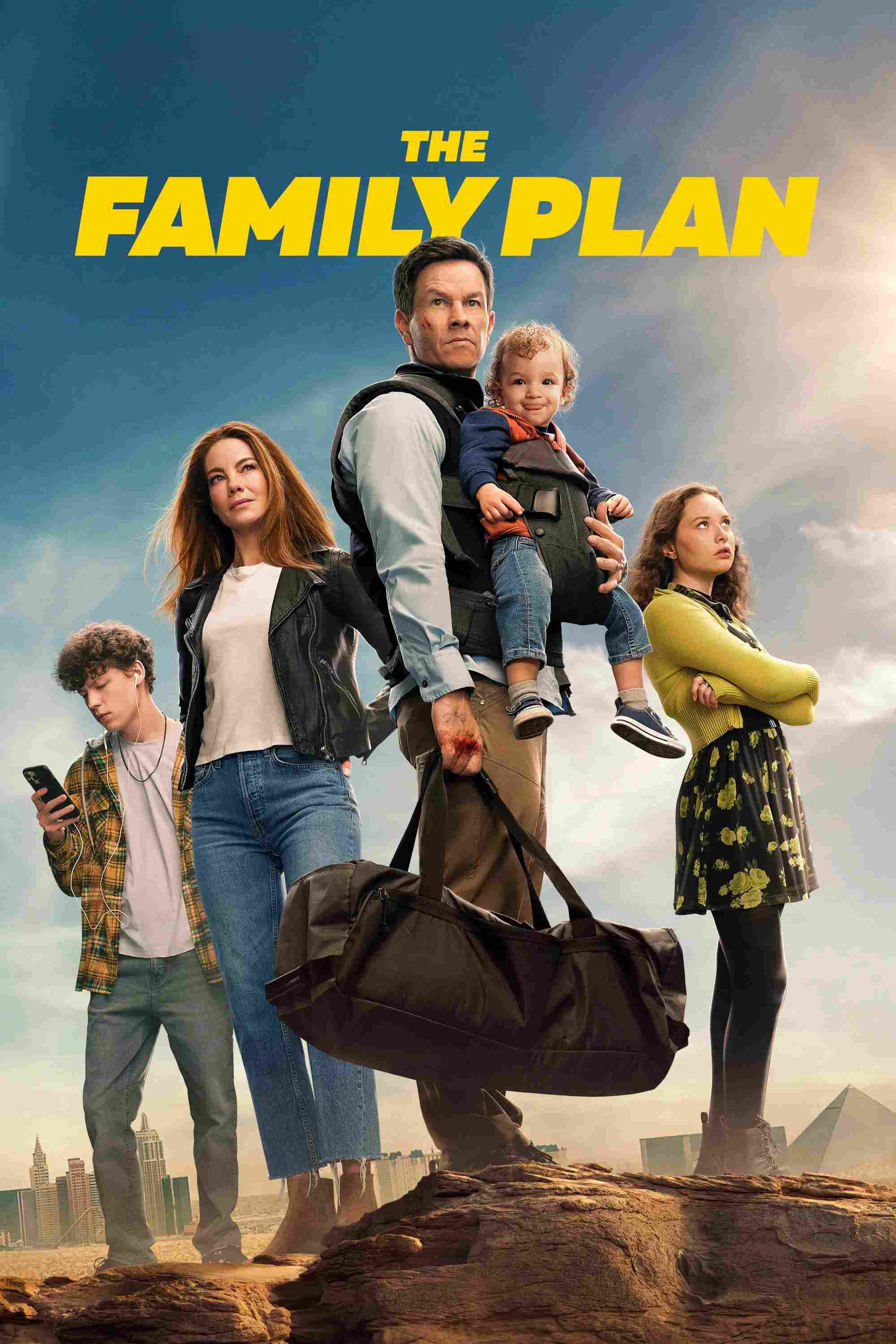 Poster chính thức của phim Phim Hành Động, Phim Hài "Kế Hoạch Bảo Vệ Gia Đình" (The Family Plan - 2023), với sự tham gia của diễn viên Mark Wahlberg và Michelle Monaghan.