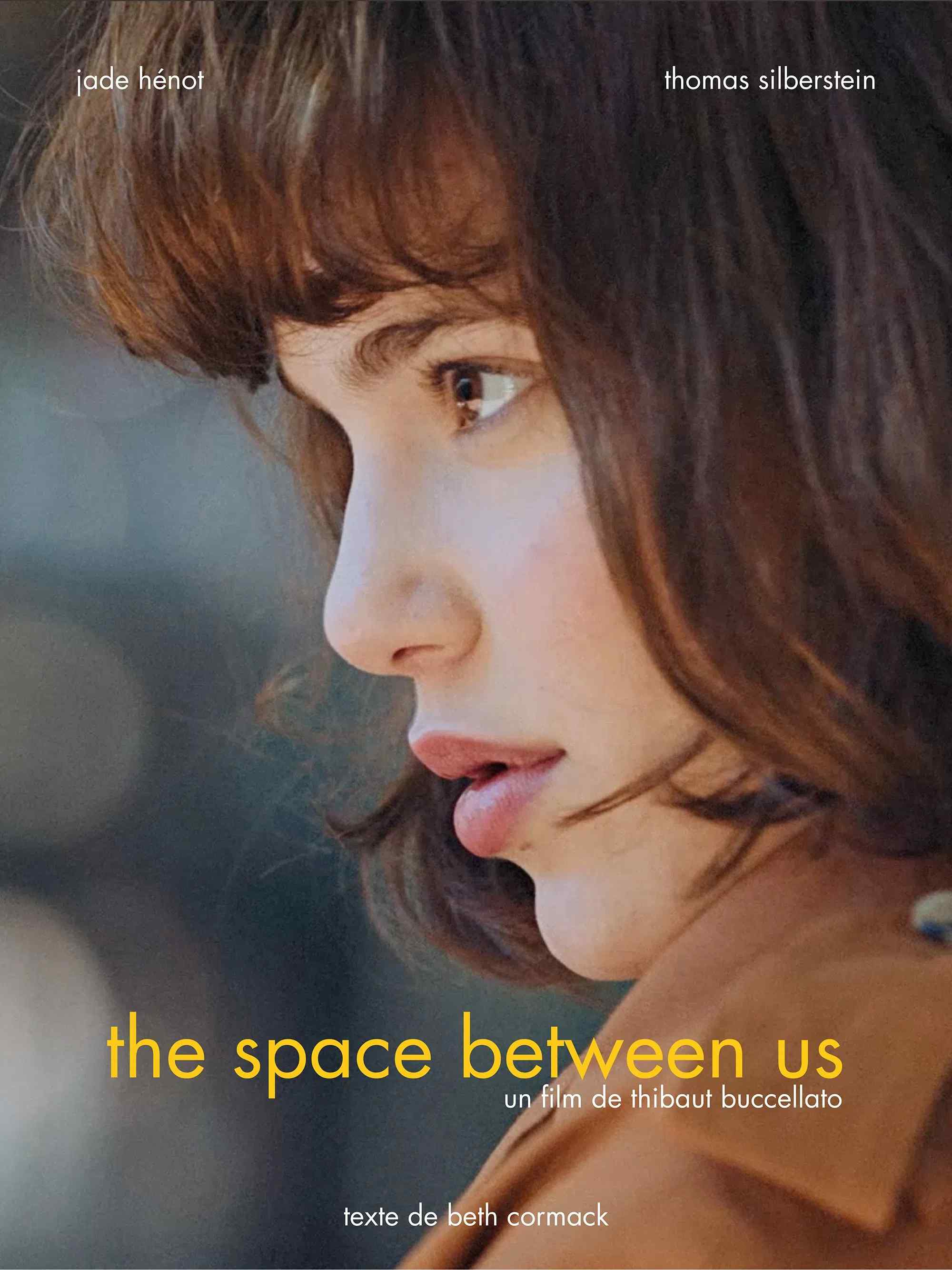 Poster chính thức của phim Phim Tâm Lý "Khoảng Cách Giữa Chúng Ta" (The Space Between Us - 2016), với sự tham gia của diễn viên Thomas Silberstein và Jade Henot.