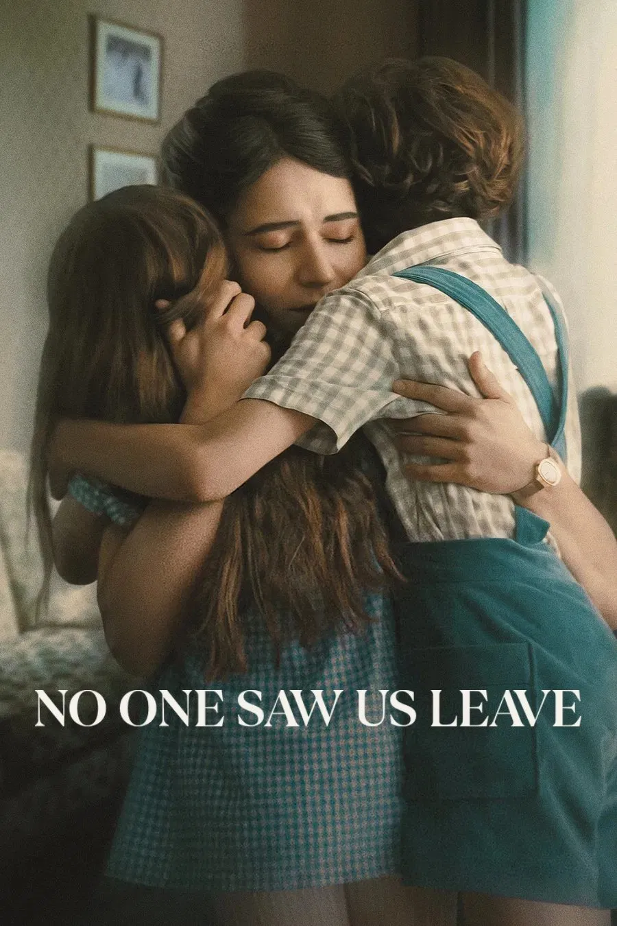 Poster chính thức của phim Phim Tâm Lý "Không Ai Thấy Chúng Ta Rời Đi (Nadie nos vio partir)" (No One Saw Us Leave - 2025), với sự tham gia của diễn viên Tessa Ía và Natasha Dupeyrón.