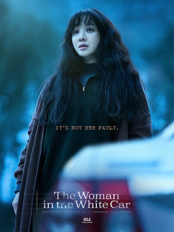 Poster chính thức của phim Phim Giật Gân, Phim Bí Ẩn "Không Bông Tuyết Nào Trong Sạch" (The Woman in the White Car - 2025), với sự tham gia của diễn viên Jung Ryeo-won và Lee Jung-eun.