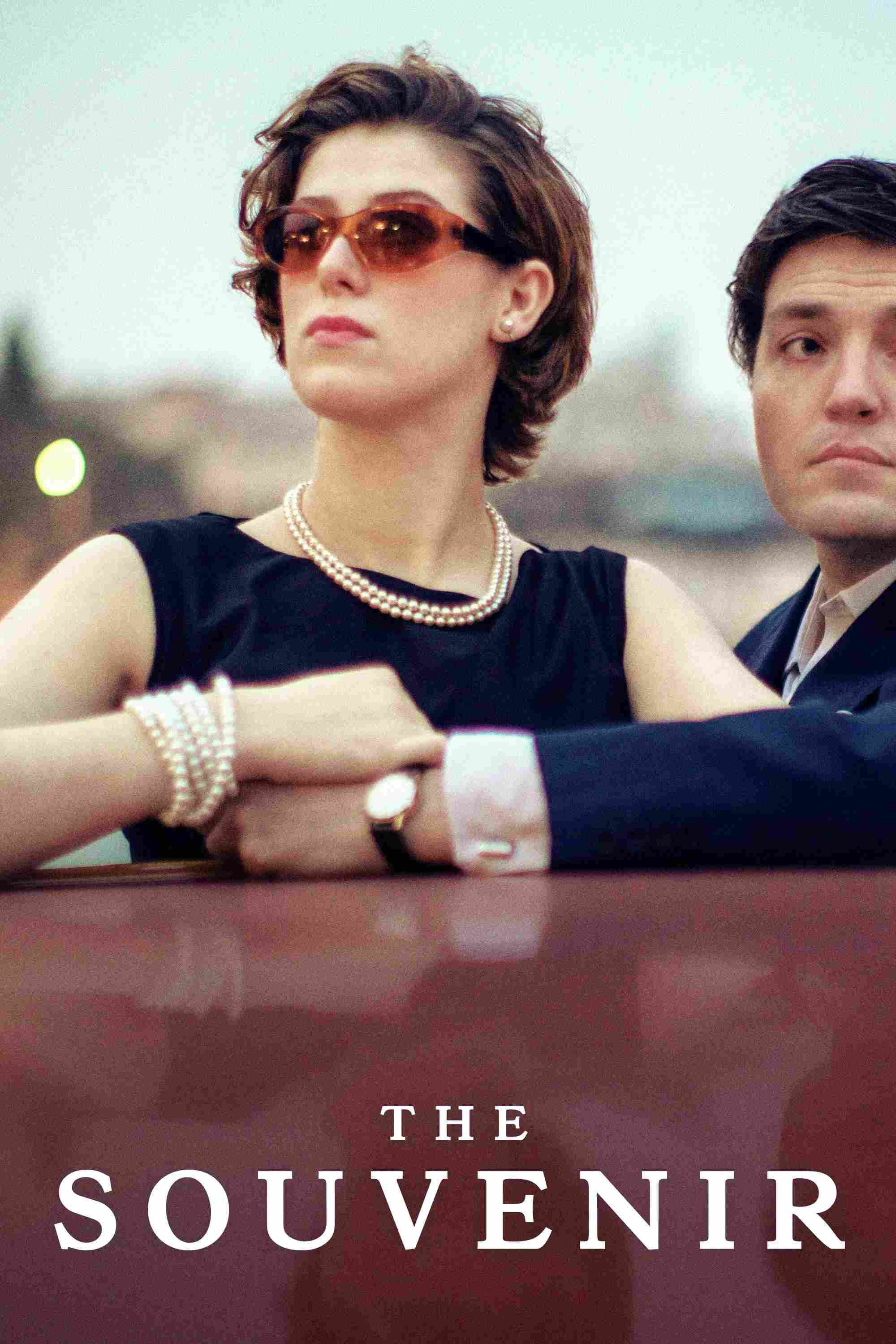 Poster chính thức của phim Phim Tình Cảm, Phim Tâm Lý "Kỷ Vật" (The Souvenir - 2019), với sự tham gia của diễn viên Honor Swinton Byrne và Tom Burke.