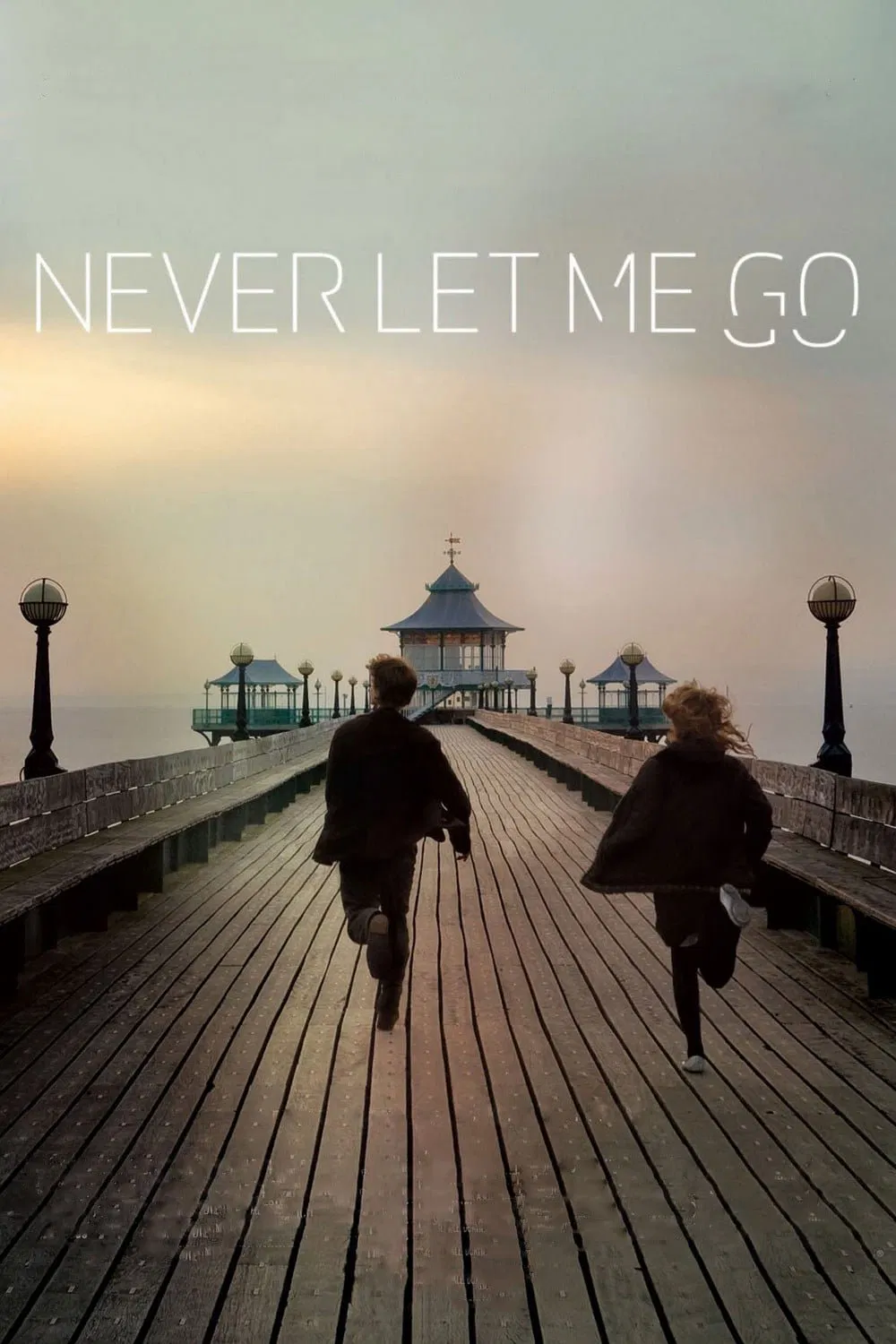 Poster chính thức của phim Phim Tâm Lý, Phim Tình Cảm "Mãi Đừng Xa Em" (Never Let Me Go - 2010), với sự tham gia của diễn viên Carey Mulligan và Keira Knightley.