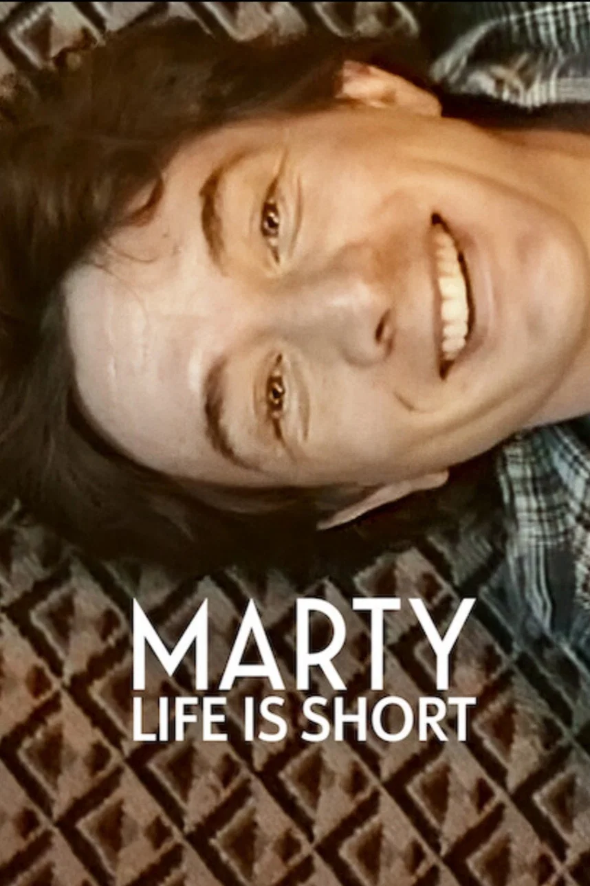 Poster chính thức của phim Phim Tài Liệu "Marty, cuộc đời ngắn lắm" (Marty, Life Is Short - 2026), với sự tham gia của diễn viên Martin Short và Ron Howard.