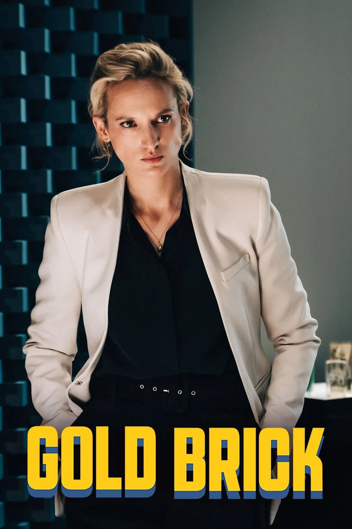 Poster chính thức của phim Phim Hài, Phim Hình Sự "Mùi Hương Của Vàng" (Gold Brick - 2023), với sự tham gia của diễn viên Raphaël Quenard và Igor Gotesman.