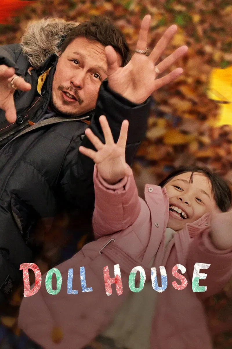 Poster chính thức của phim Phim Tâm Lý "Ngôi Nhà Búp Bê" (Doll House - 2022), với sự tham gia của diễn viên Baron Geisler và Althea Ruedas.