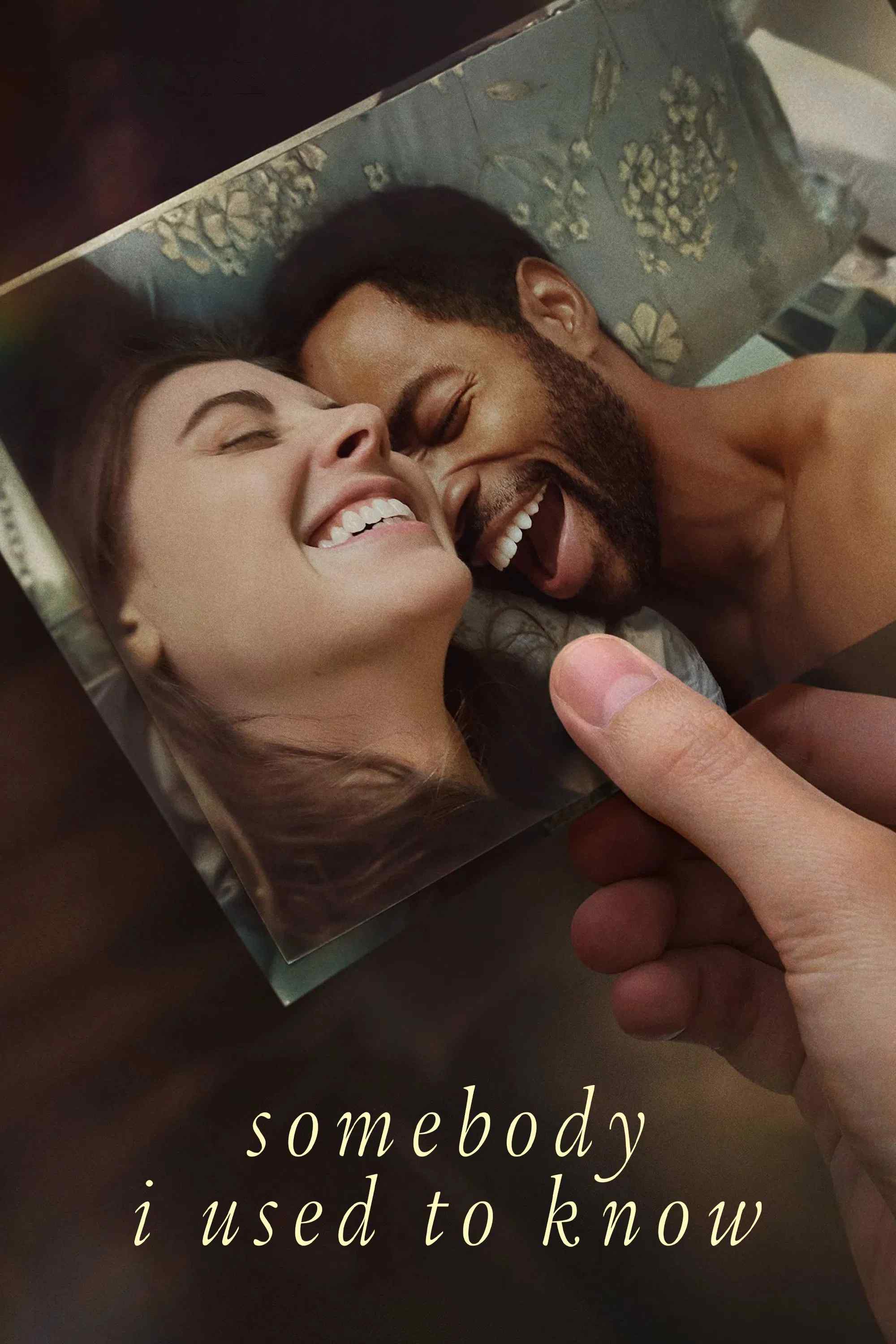 Poster chính thức của phim Phim Tình Cảm, Phim Hài "Người Từng Quen" (Somebody I Used to Know - 2023), với sự tham gia của diễn viên Alison Brie và Jay Ellis.