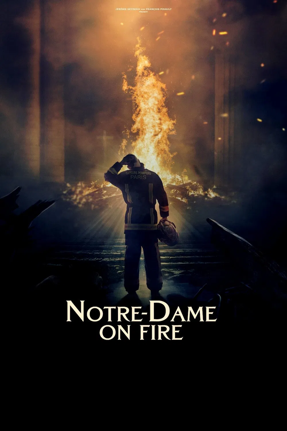 Poster chính thức của phim Phim Tâm Lý, Phim Giật Gân "Notre-Dame on Fire" (Notre-Dame on Fire - 2022), với sự tham gia của diễn viên Samuel Labarthe và Jean-Paul Bordes.