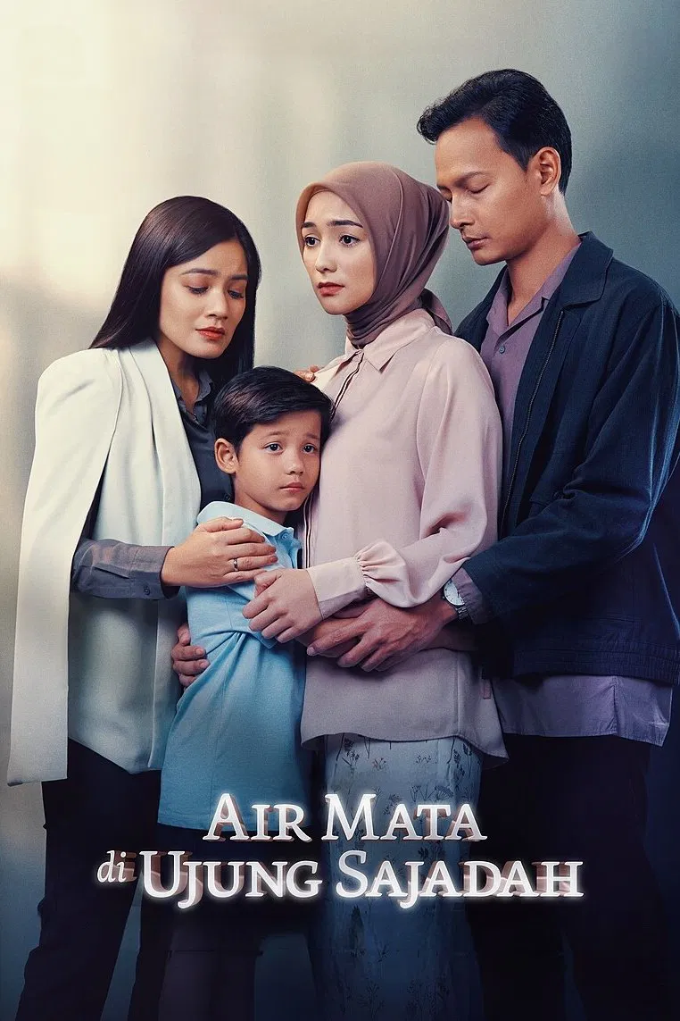 Poster chính thức của phim Phim Tâm Lý "Nước mắt rơi trên thảm nguyện" (Tears at the Edge of a Prayer Rug - 2023), với sự tham gia của diễn viên Titi Kamal và Fedi Nuril.