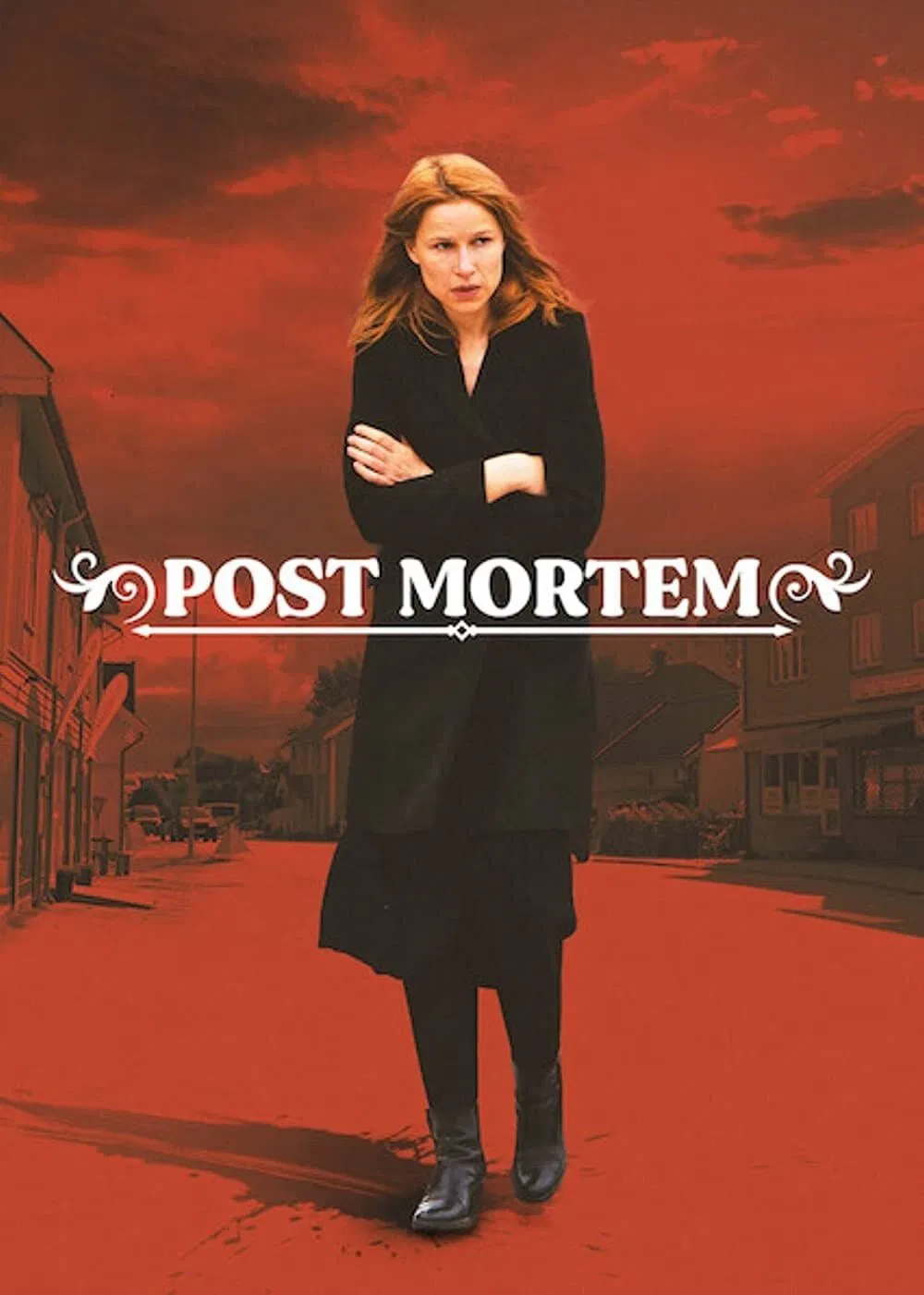 Poster chính thức của phim Phim Tâm Lý, Phim Hài "Post Mortem: Không ai chết ở Skarnes" (Post Mortem: No One Dies in Skarnes - 2021), với sự tham gia của diễn viên Kathrine Thorborg Johansen và Elias Holmen Sørensen.