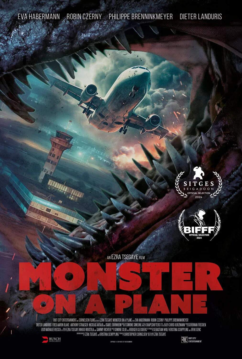 Poster chính thức của phim Phim Kinh Dị, Phim Hài "Quái vật trên máy bay" (Monster on a Plane - 2024), với sự tham gia của diễn viên Eva Habermann và Robin Czerny.