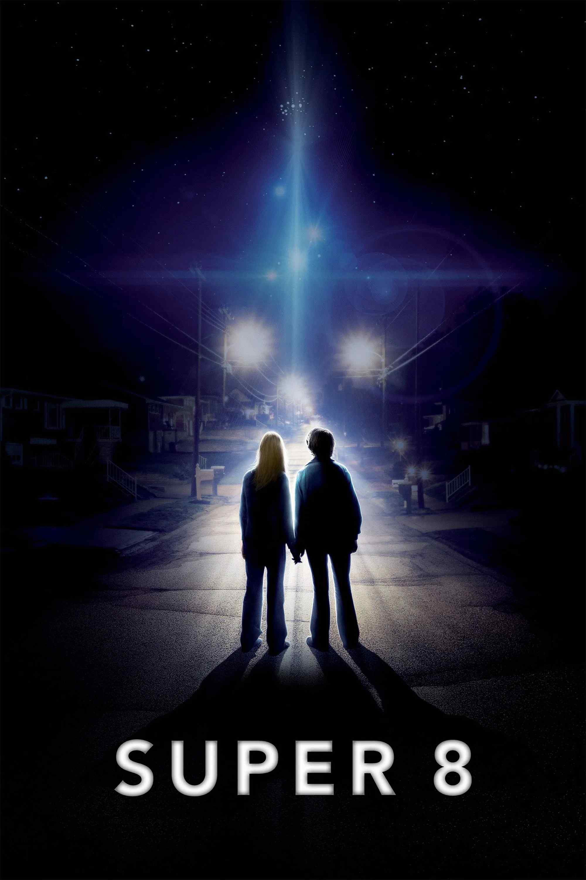 Poster chính thức của phim Phim Giật Gân, Phim Viễn Tưởng "Quái Vật Vũ Trụ" (Super 8 - 2011), với sự tham gia của diễn viên Joel Courtney và Elle Fanning.