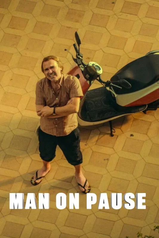 Poster chính thức của phim Phim Gia Đình, Phim Hài "Rắc Rối Tuổi Trung Niên" (Man on Pause - 2022), với sự tham gia của diễn viên Engin Günaydın và Tamer Karadağlı.