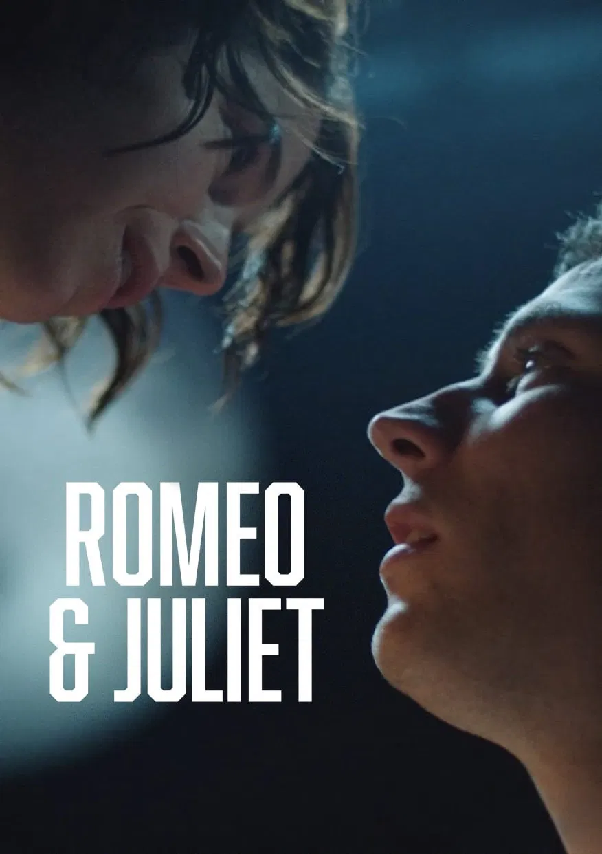 Poster chính thức của phim Phim Tâm Lý, Phim Tình Cảm "Romeo và Juliet" (National Theatre Live: Romeo and Juliet - 2021), với sự tham gia của diễn viên Josh O'Connor và Jessie Buckley.