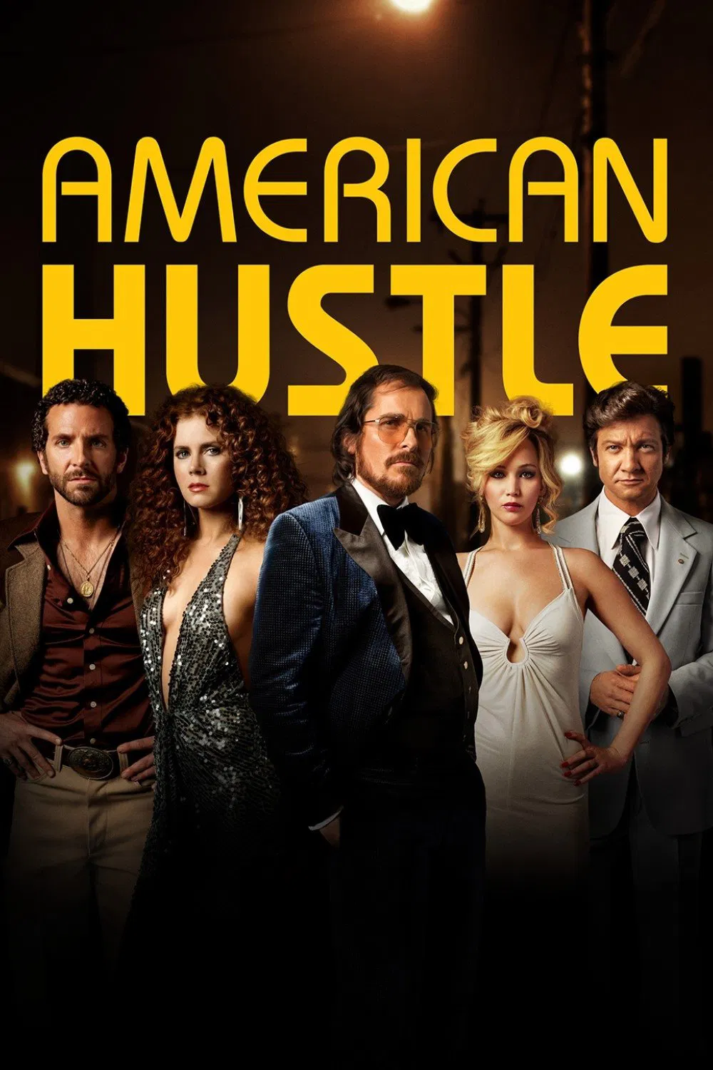 Poster chính thức của phim Phim Tâm Lý, Phim Hình Sự "Săn Tiền Kiểu Mỹ" (American Hustle - 2013), với sự tham gia của diễn viên Christian Bale và Bradley Cooper.