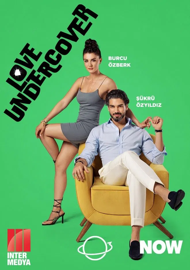 Poster chính thức của phim Phim Hài "Tâm Hồn Vô Cảm" (Love Undercover - 2023), với sự tham gia của diễn viên Burcu Özberk và Şükrü Özyıldız.