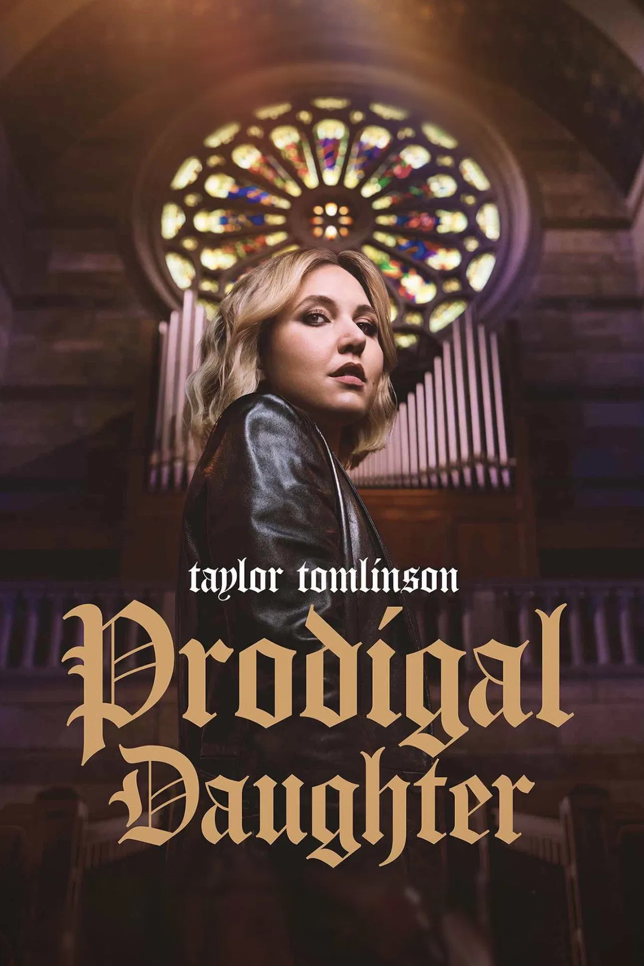 Poster chính thức của phim Phim Hài "Taylor Tomlinson: Cô Con Gái Hoang Đàng" (Taylor Tomlinson: Prodigal Daughter - 2026), với sự tham gia của diễn viên Taylor Tomlinson và Sophie Buddle.