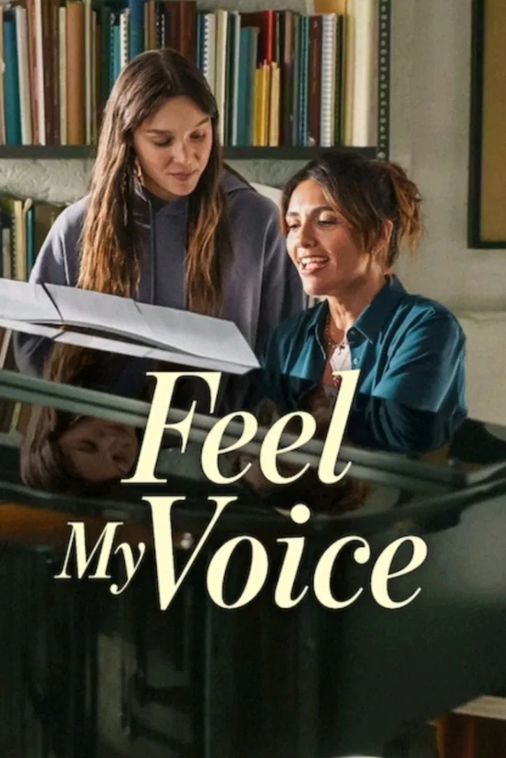 Poster chính thức của phim Phim Hài, Phim Tâm Lý "Tiếng Hát Trong Thinh Lặng" (Feel My Voice - 2026), với sự tham gia của diễn viên Sarah Toscano và Serena Rossi.