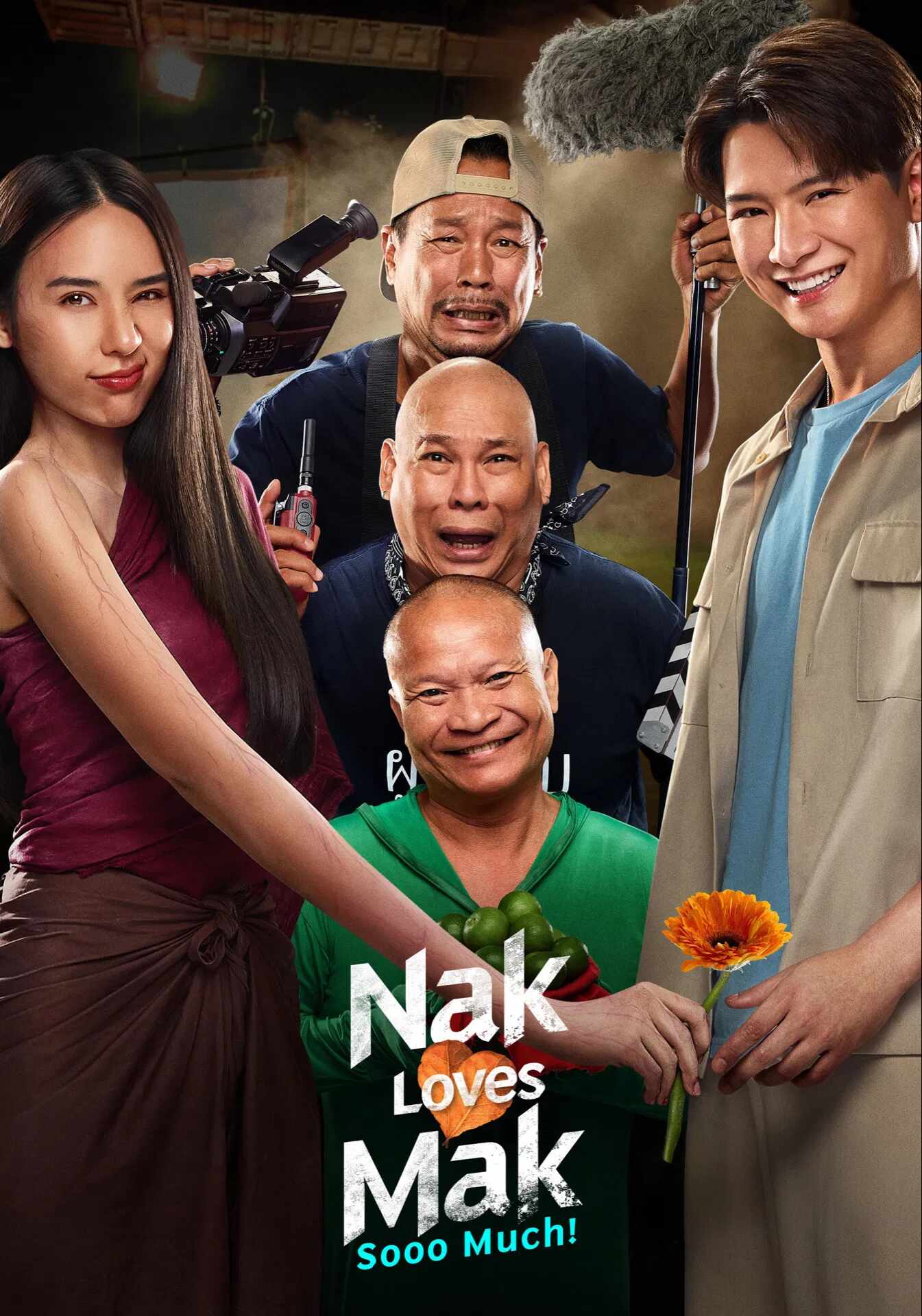 Poster chính thức của phim Phim Hài, Phim Tình Cảm "Tình Người Duyên Ma: Nhắm Mak Yêu Luôn" (Nak Loves Mak Sooo Much! - 2025), với sự tham gia của diễn viên Narilya Gulmongkolpech và Perawat Sangpotirat.