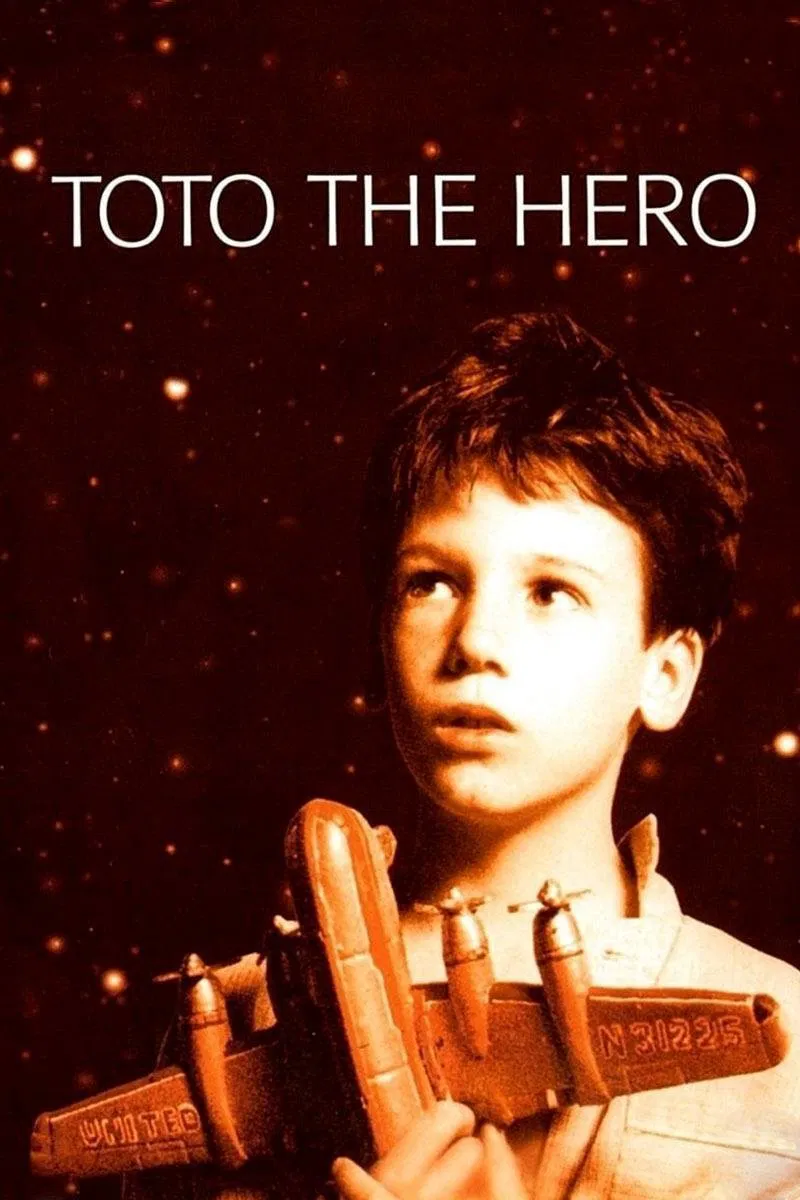 Poster chính thức của phim Phim Tâm Lý, Phim Hài "Toto Anh Hùng" (Toto the Hero - 1991), với sự tham gia của diễn viên Michel Bouquet và Gisela Uhlen.