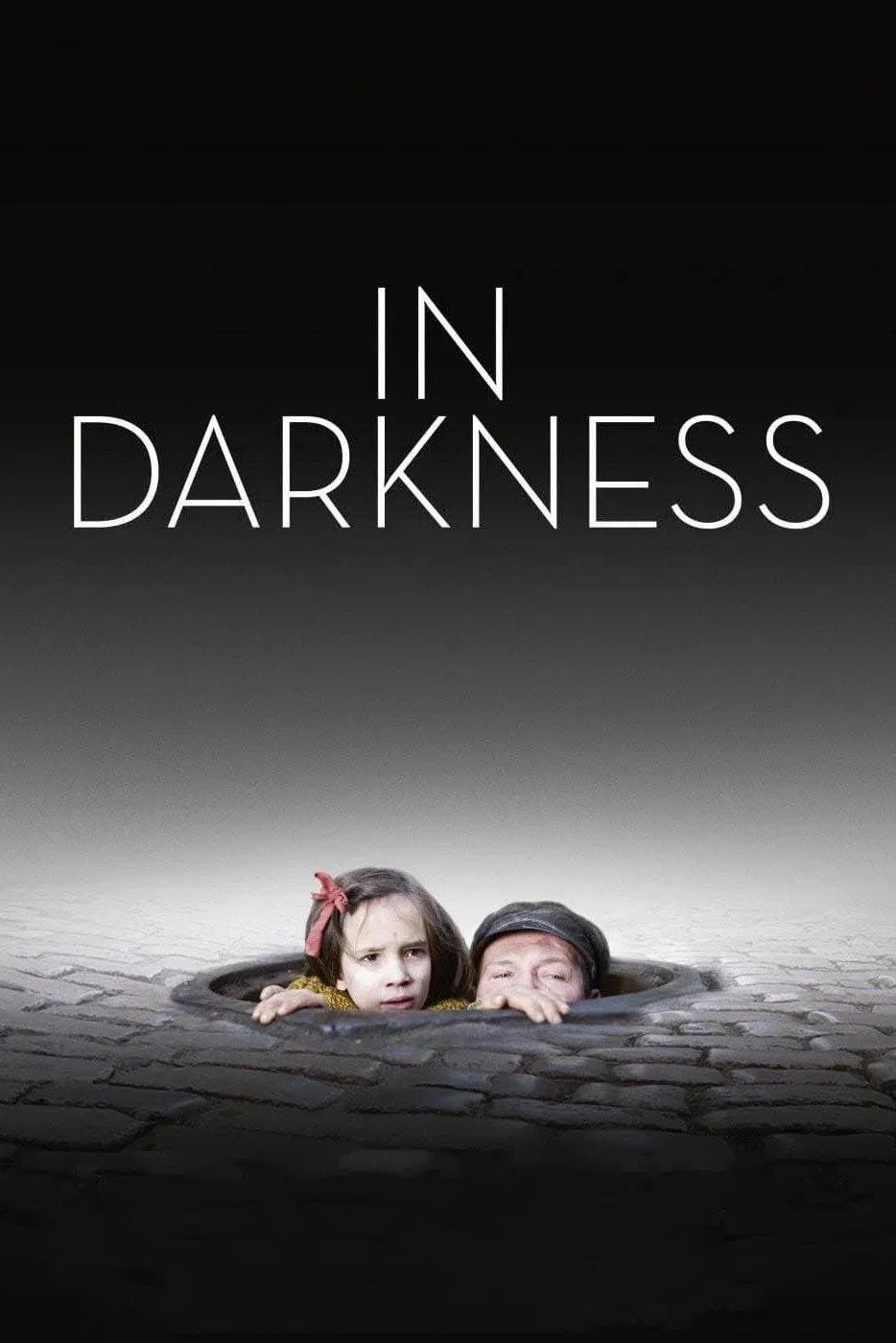 Poster chính thức của phim Phim Tâm Lý, Phim Chiến Tranh "Trốn Trong Bóng Tối" (In Darkness - 2011), với sự tham gia của diễn viên Robert Więckiewicz và Benno Fürmann.
