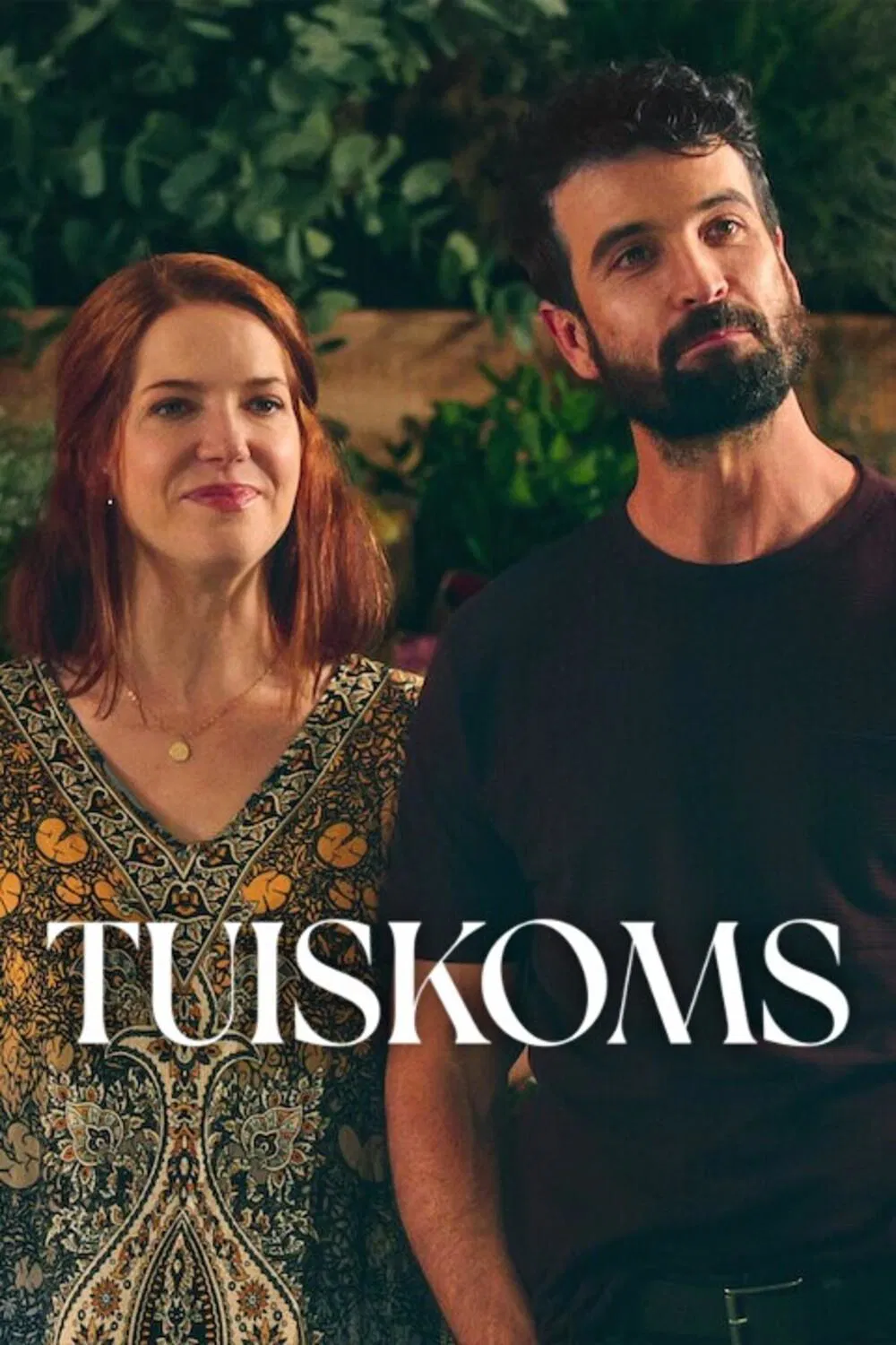 Poster chính thức của phim Phim Tâm Lý "Tuiskoms: Trở về" (Tuiskoms - 2025), với sự tham gia của diễn viên Amalia Uys và Michelle Botes.