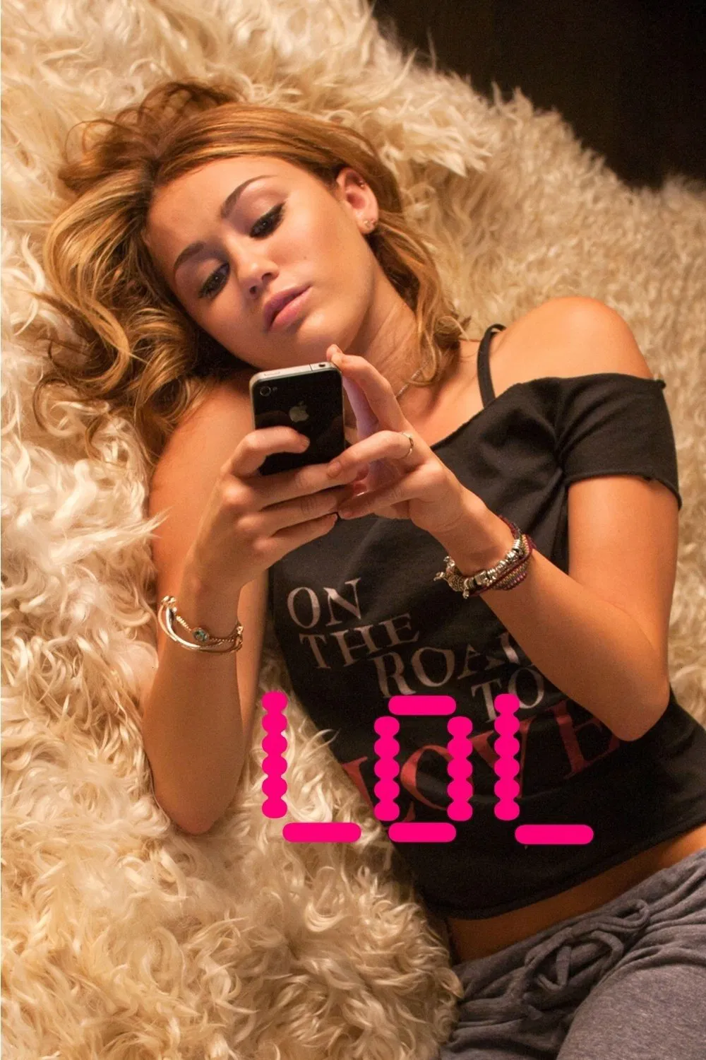 Poster chính thức của phim Phim Tâm Lý, Phim Hài "Tuổi Teen Nổi Loạn" (LOL - 2012), với sự tham gia của diễn viên Miley Cyrus và Demi Moore.