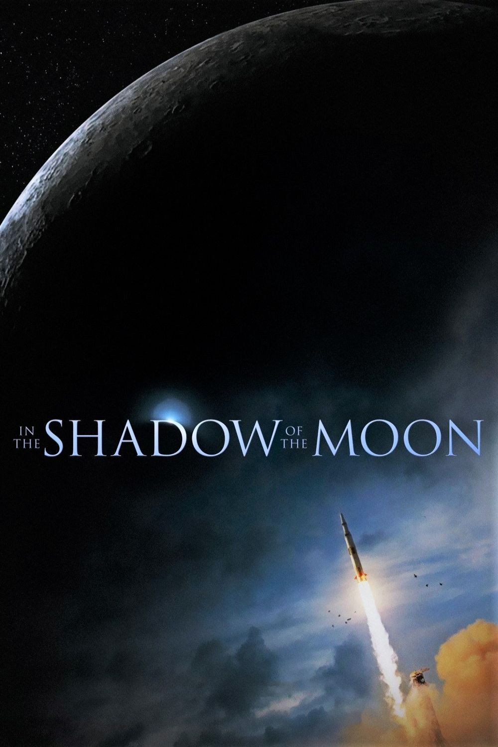 Poster chính thức của phim Phim Tài Liệu, Phim Lịch Sử "Vùng Khuất Của Mặt Trăng" (In the Shadow of the Moon - 2007), với sự tham gia của diễn viên Buzz Aldrin và Charlie Duke.