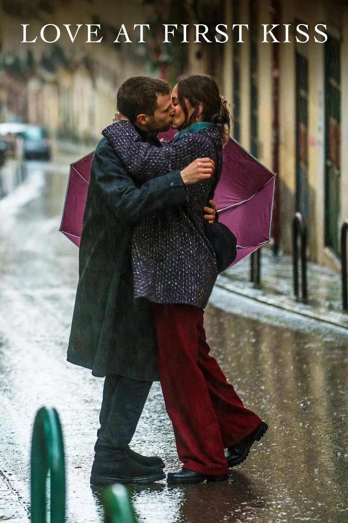 Poster chính thức của phim Phim Tình Cảm, Phim Hài "Yêu Từ Nụ Hôn đầu" (Love at First Kiss - 2023), với sự tham gia của diễn viên Álvaro Cervantes và Silvia Alonso.